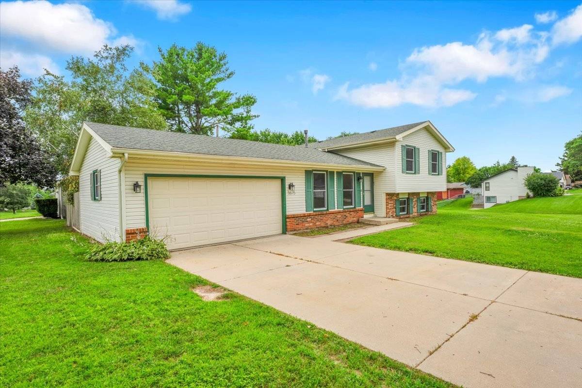 Loves Park, IL 61111,5675 Mayapple DR