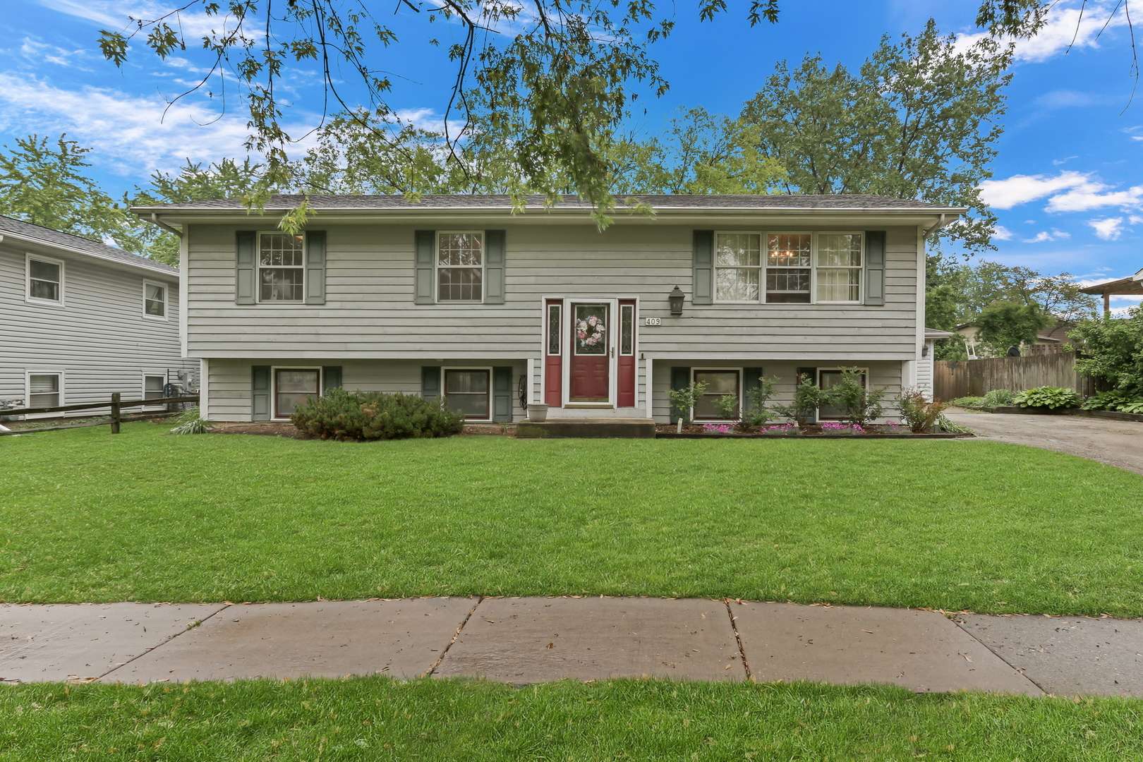 Park City, IL 60085,409 Greenview DR