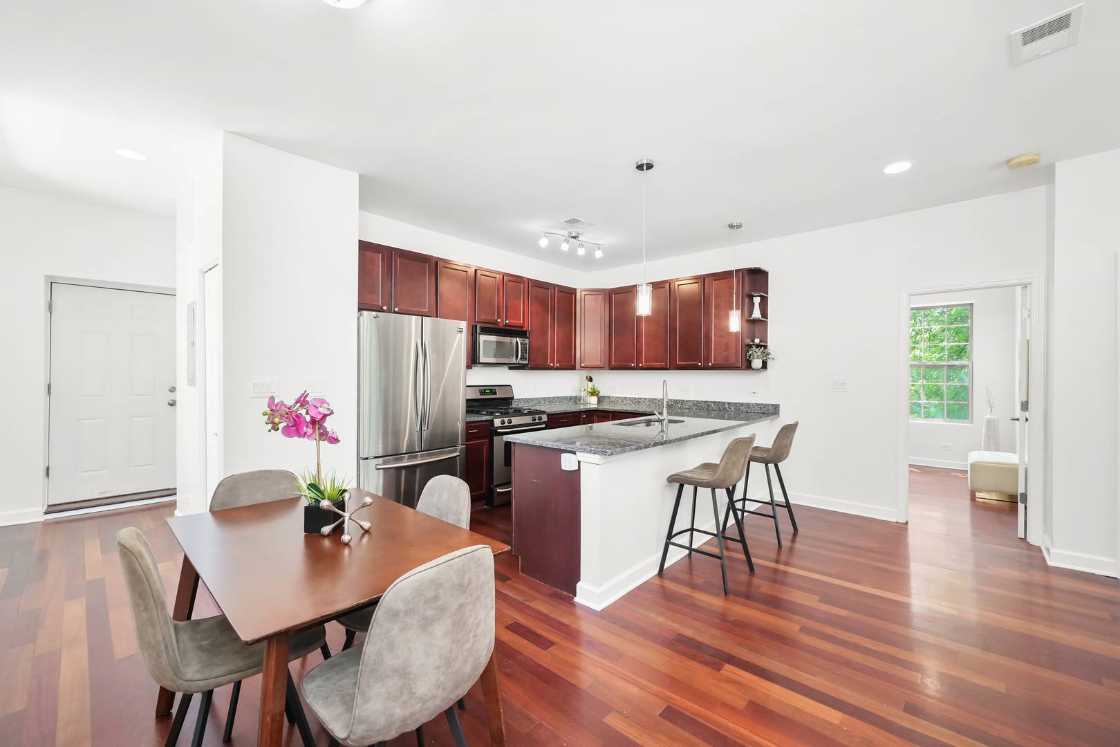 Chicago, IL 60618,3901 N TROY ST #2