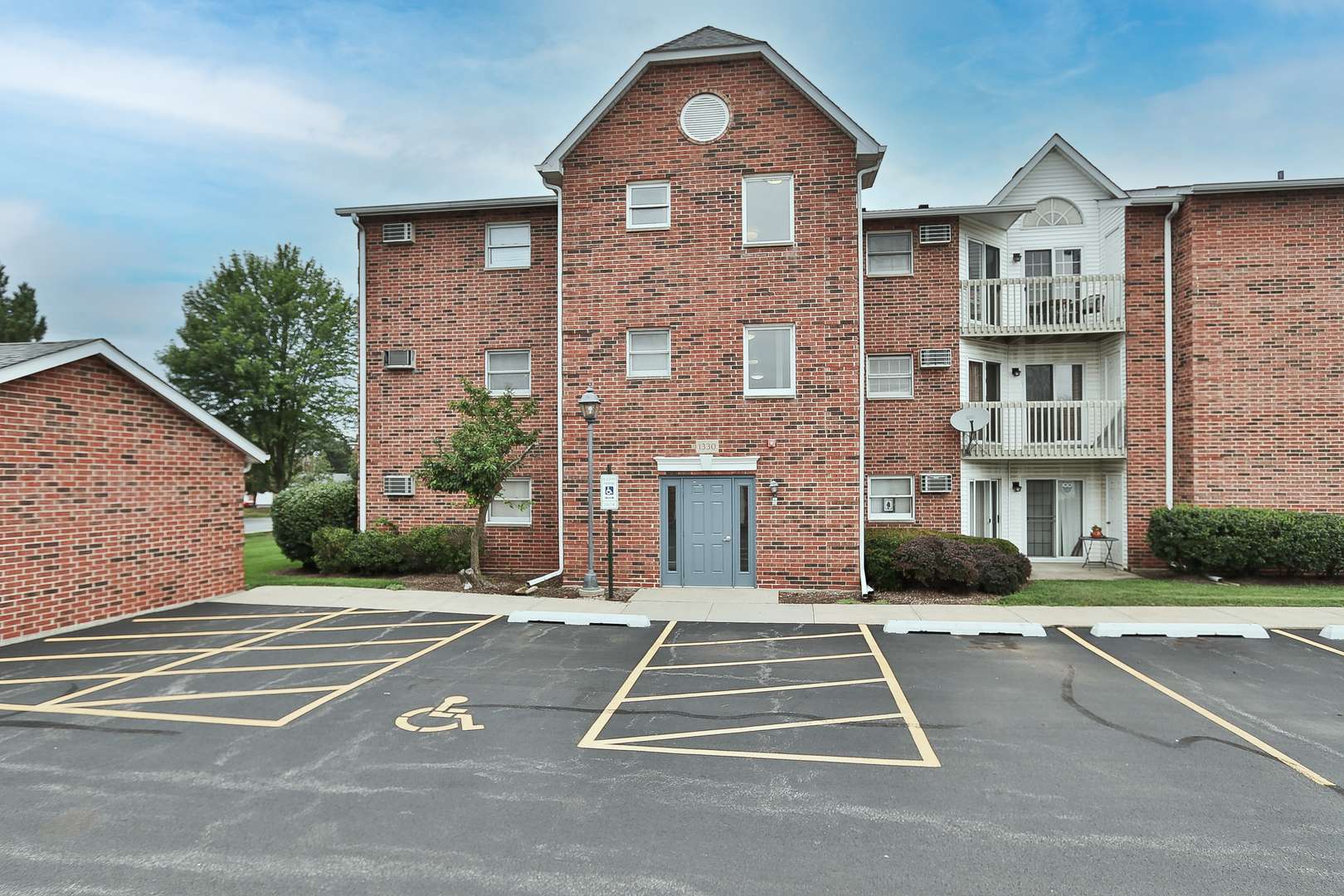 Lake In The Hills, IL 60156,1330 Cunat CT #1B