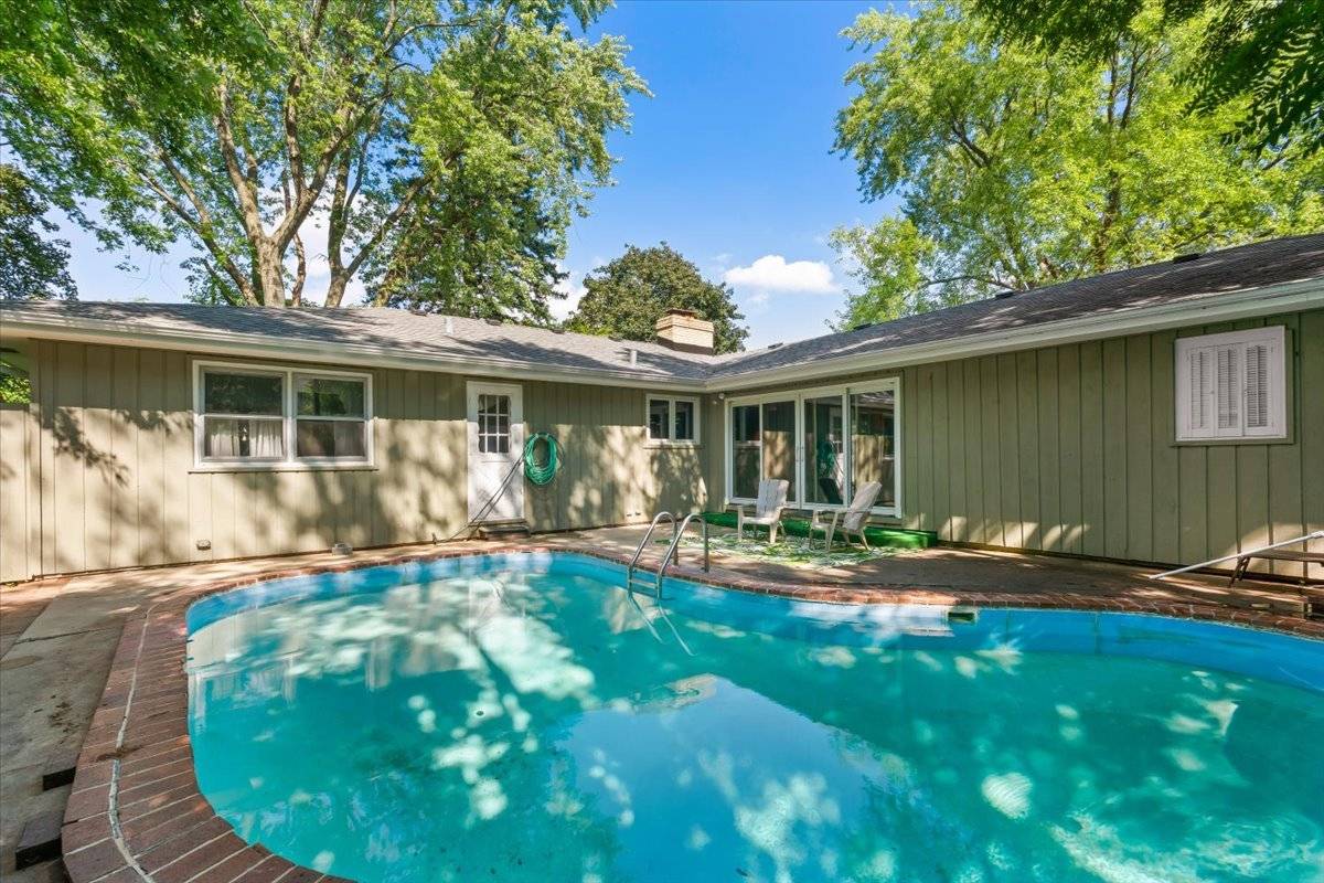 Woodstock, IL 60098,233 Arthur DR