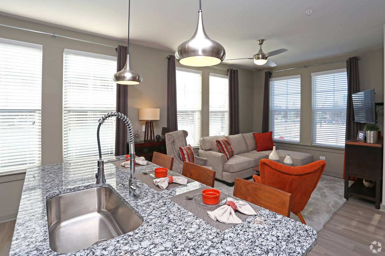 Schaumburg, IL 60173,670 E Algonquin RD #4101