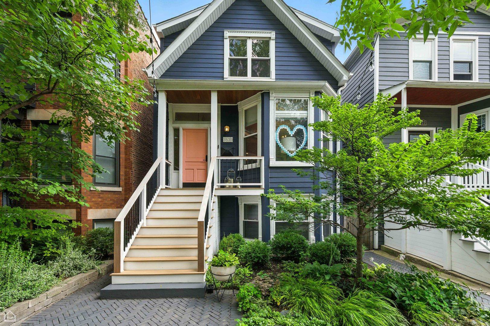 Chicago, IL 60618,3539 N HOYNE AVE