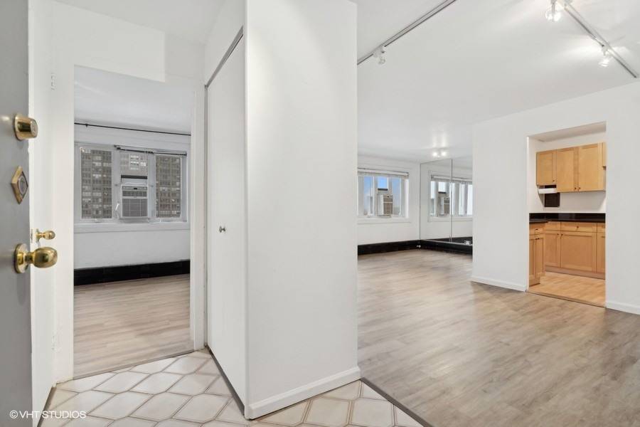 Chicago, IL 60613,700 W Bittersweet PL #1004