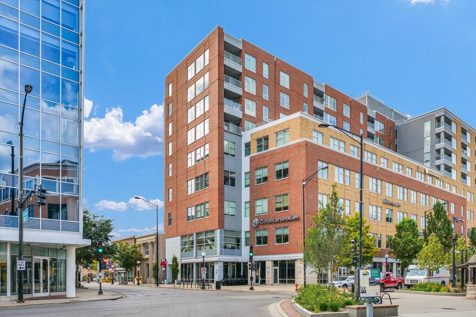 Champaign, IL 61820,301 N Neil ST #606