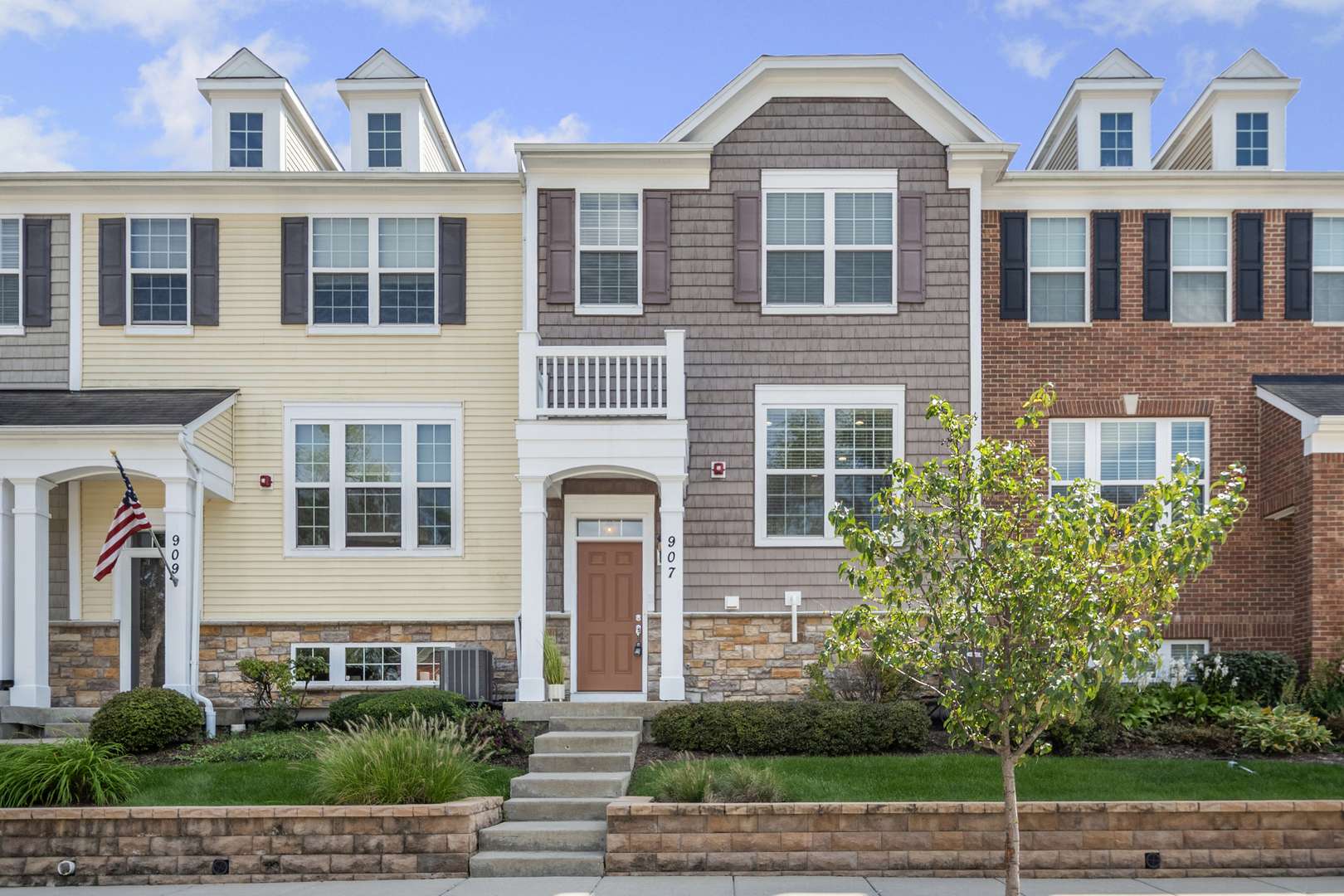 Arlington Heights, IL 60004,907 E Hamlin LN