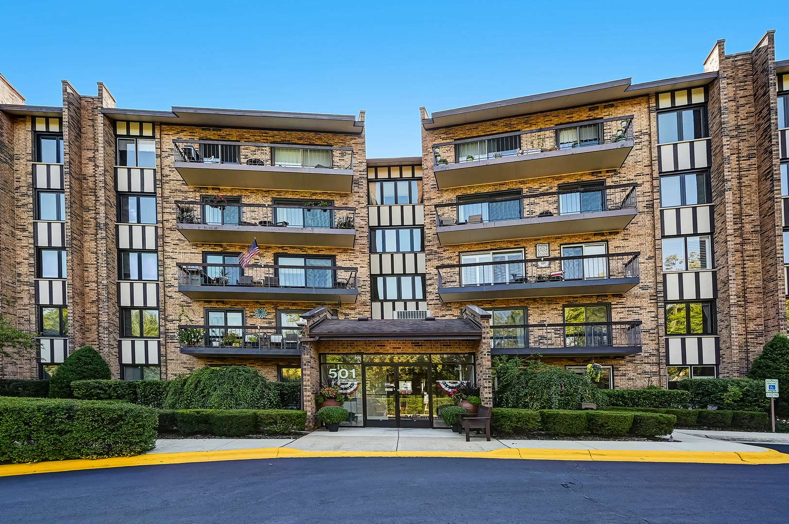 Willowbrook, IL 60527,501 Lake Hinsdale DR #504