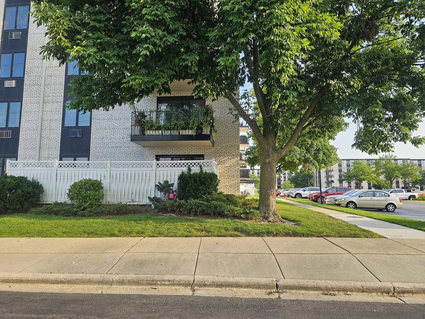 Niles, IL 60714,9078 W Heathwood DR #1M
