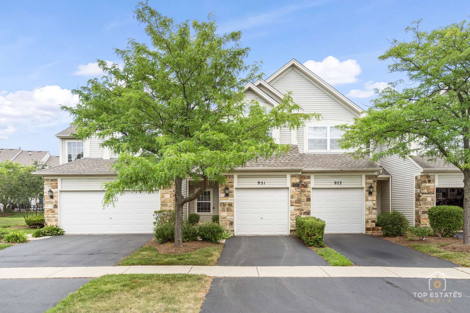 Lake In The Hills, IL 60156,951 Viewpoint DR #951
