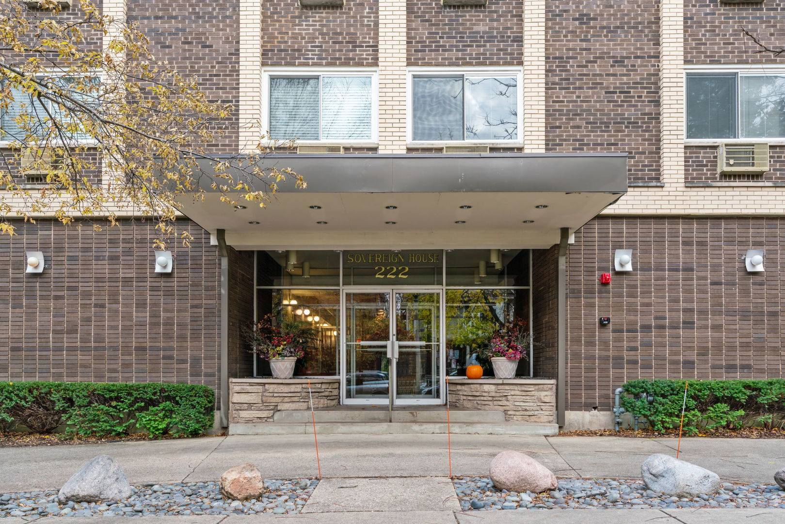 Oak Park, IL 60302,222 N Grove AVE #2B