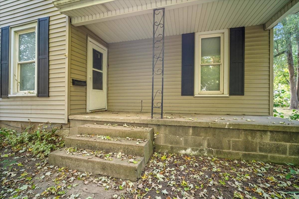 Chenoa, IL 61726,301 N 2nd AVE