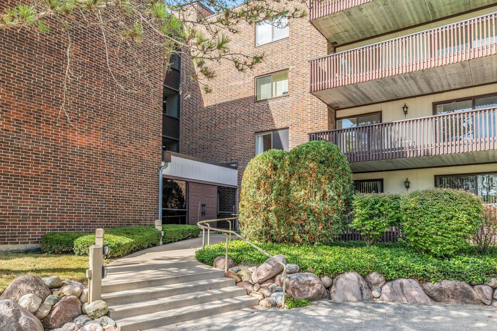 Gurnee, IL 60031,690 Chandler RD #102