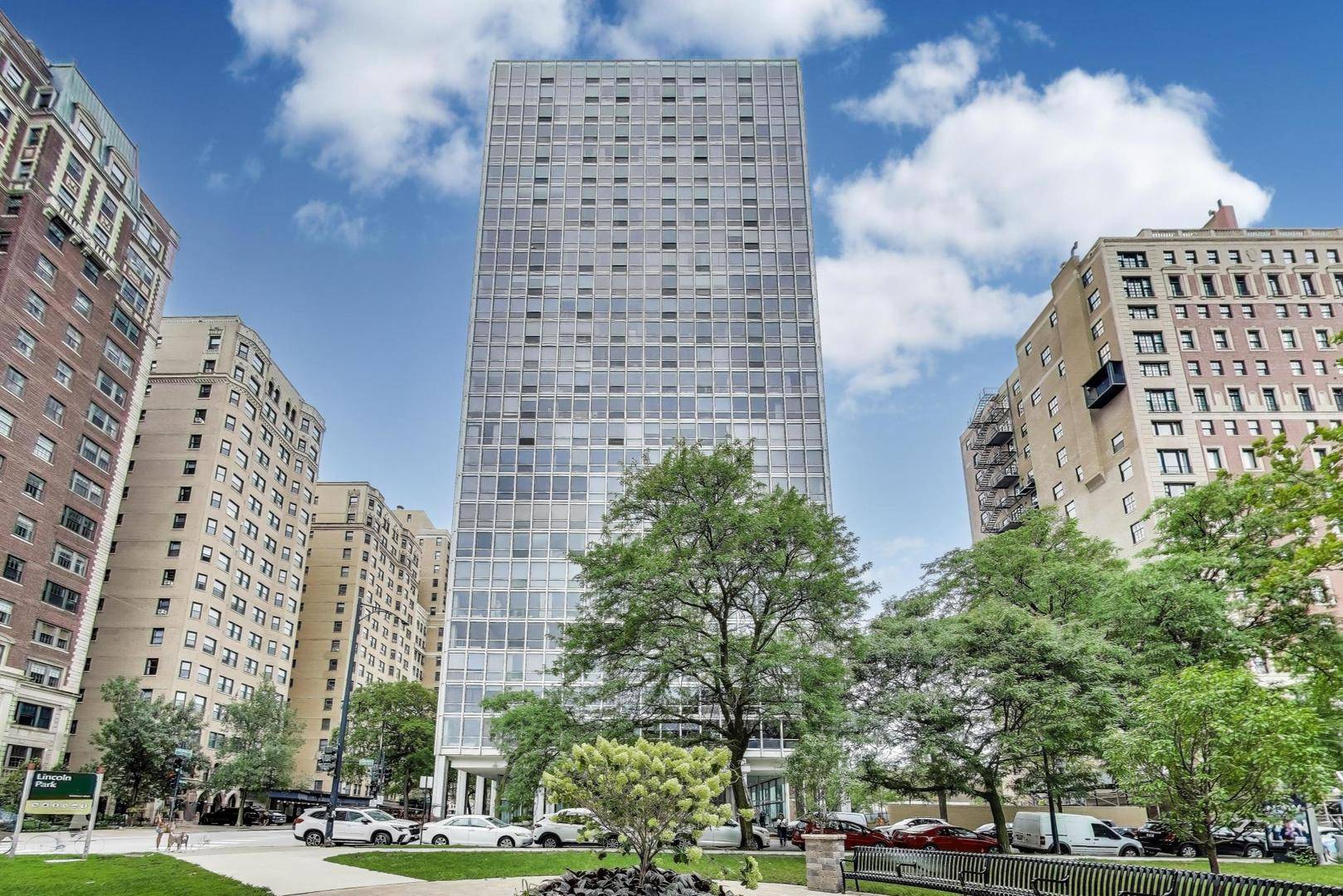 Chicago, IL 60614,2400 N Lakeview AVE #1708