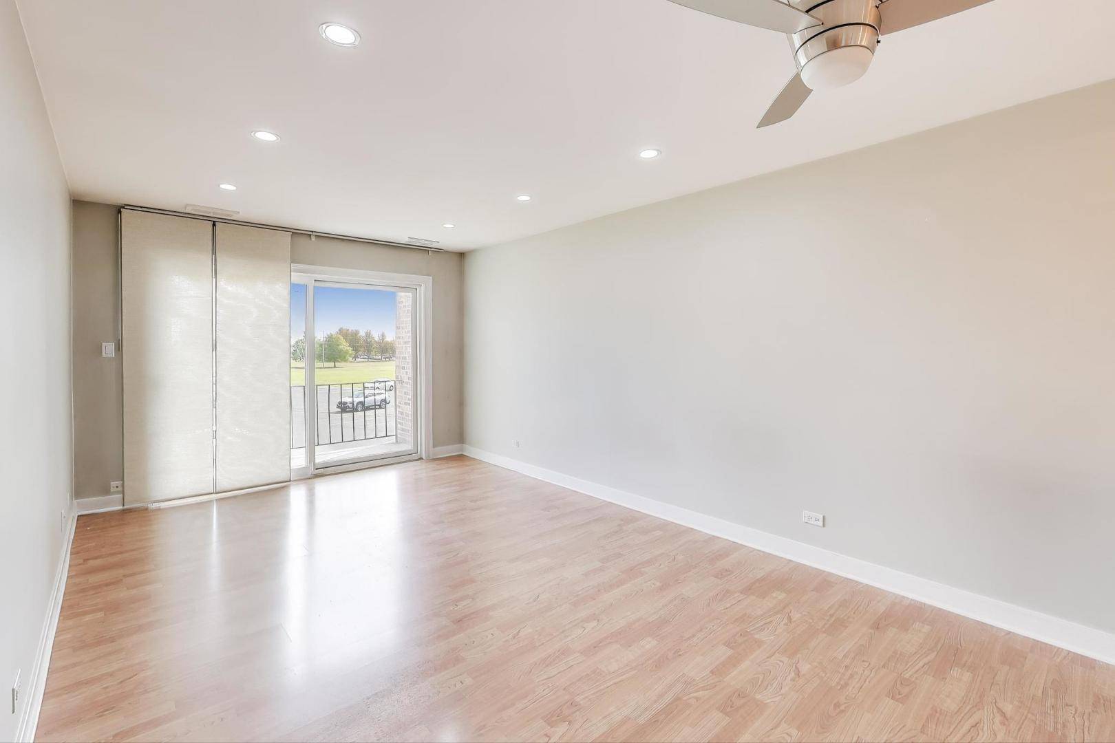 Mount Prospect, IL 60056,725 W Huntington Commons RD #217