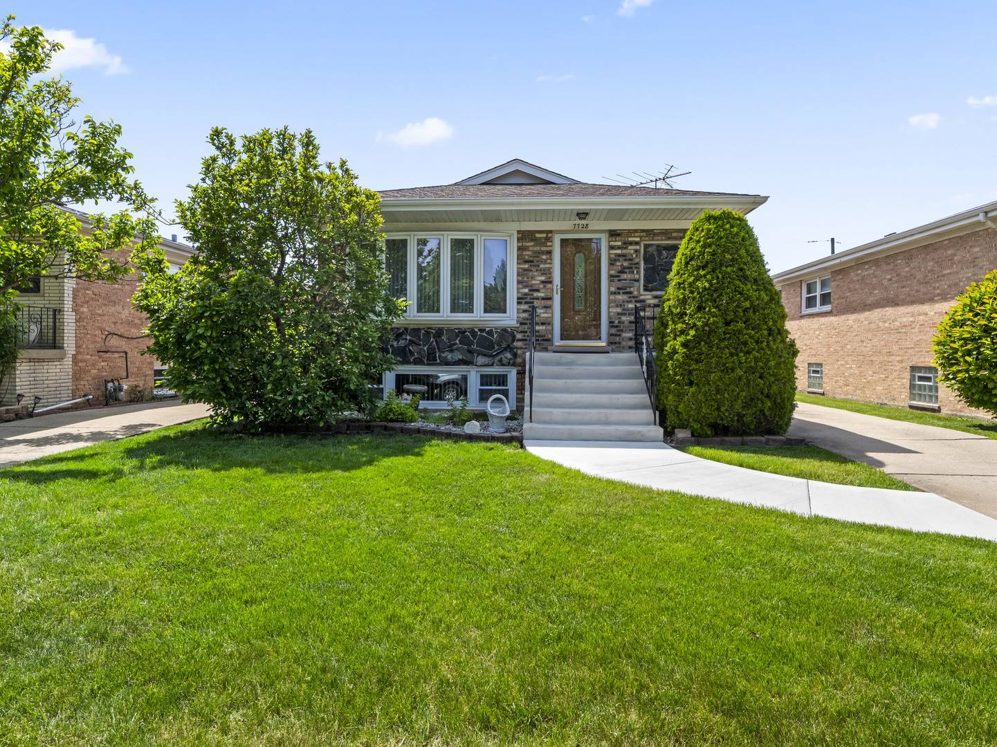 Burbank, IL 60459,7728 Natchez AVE