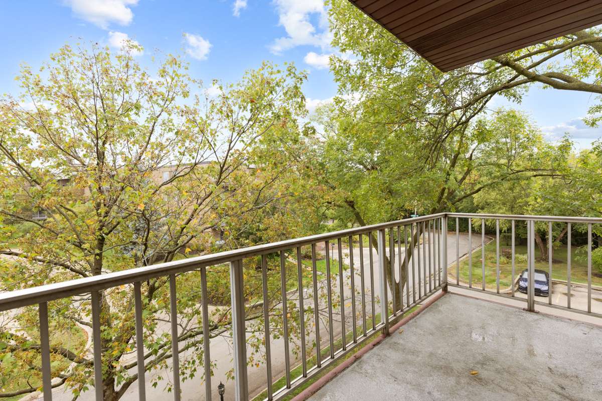 Palatine, IL 60074,945 E Kenilworth AVE #312