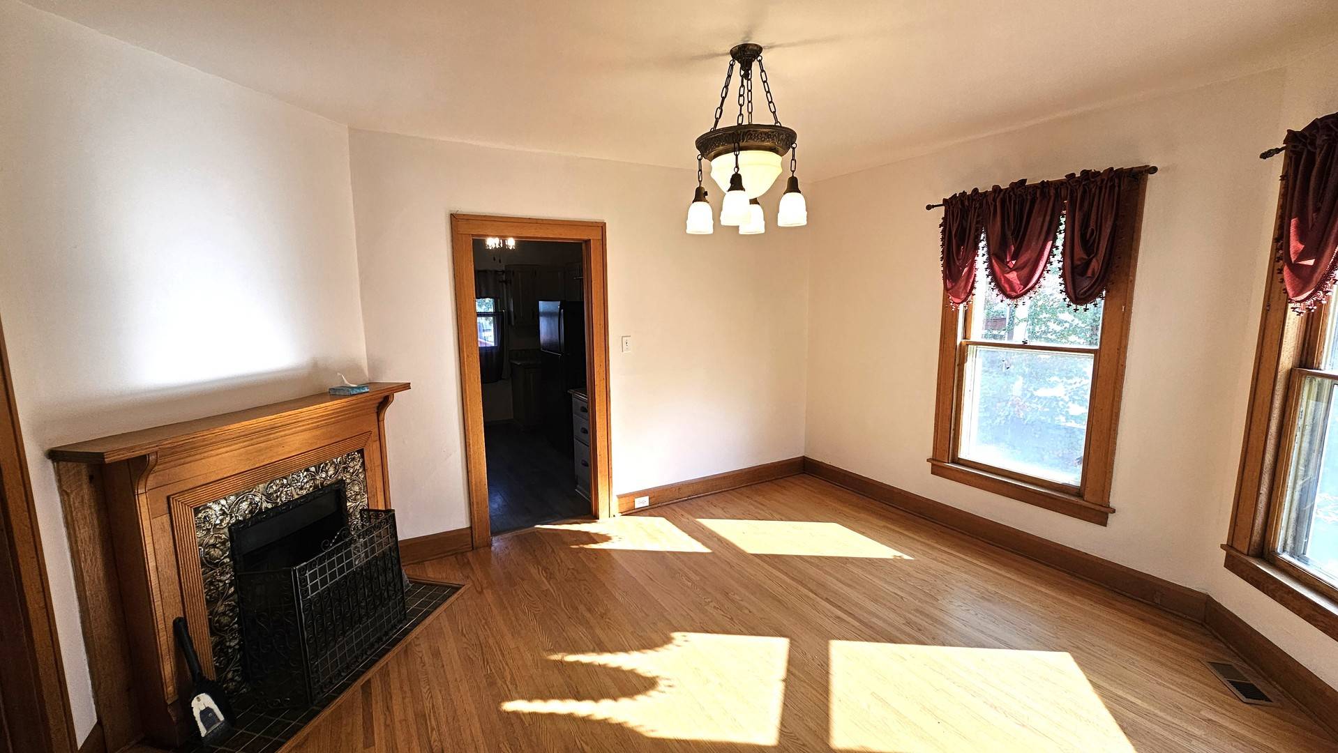 Rockford, IL 61107,121 Paris AVE