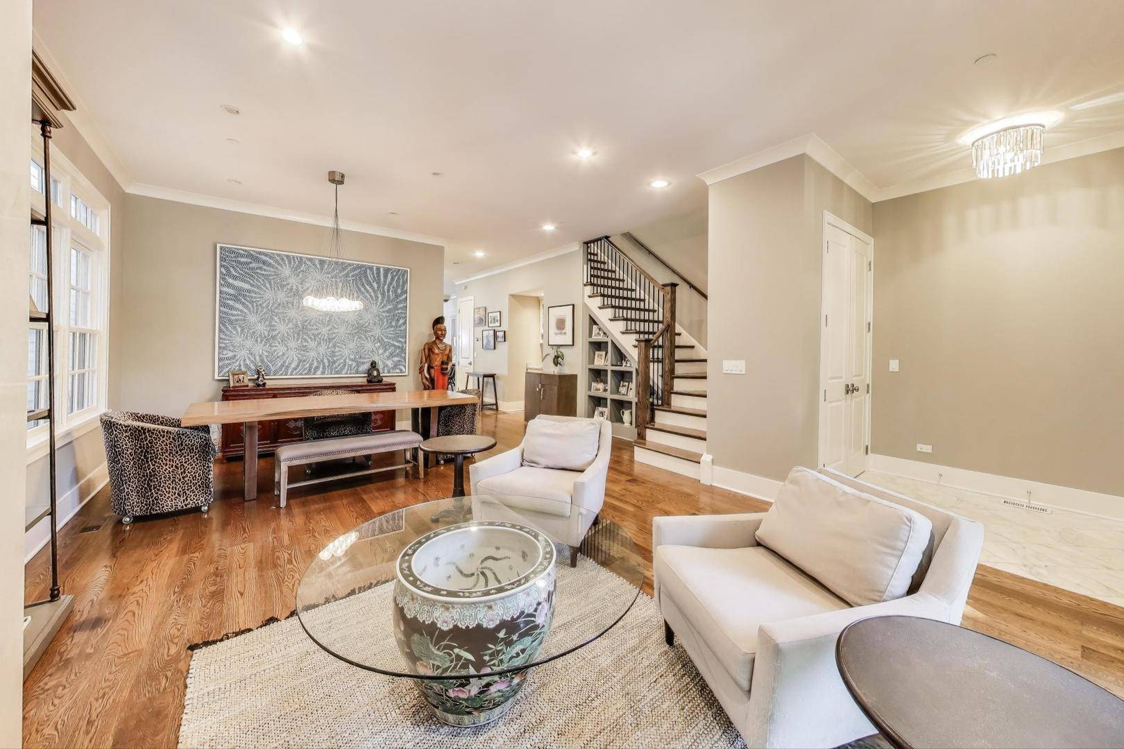 Chicago, IL 60618,2020 W Barry AVE