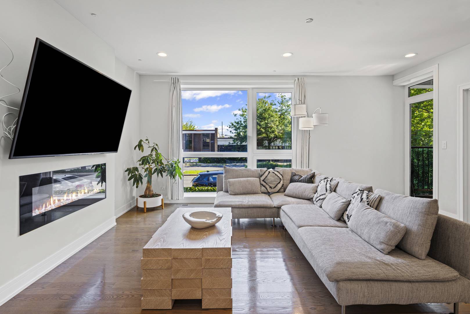 Chicago, IL 60659,5914 N Lincoln AVE #1E