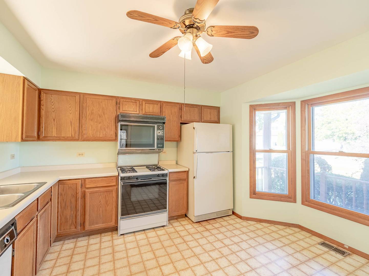 Lindenhurst, IL 60046,2479 Penn BLVD