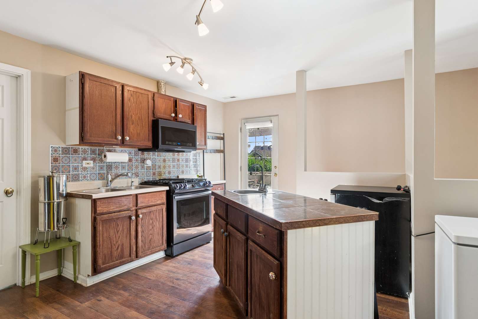 Carol Stream, IL 60188,25W361 Doris AVE