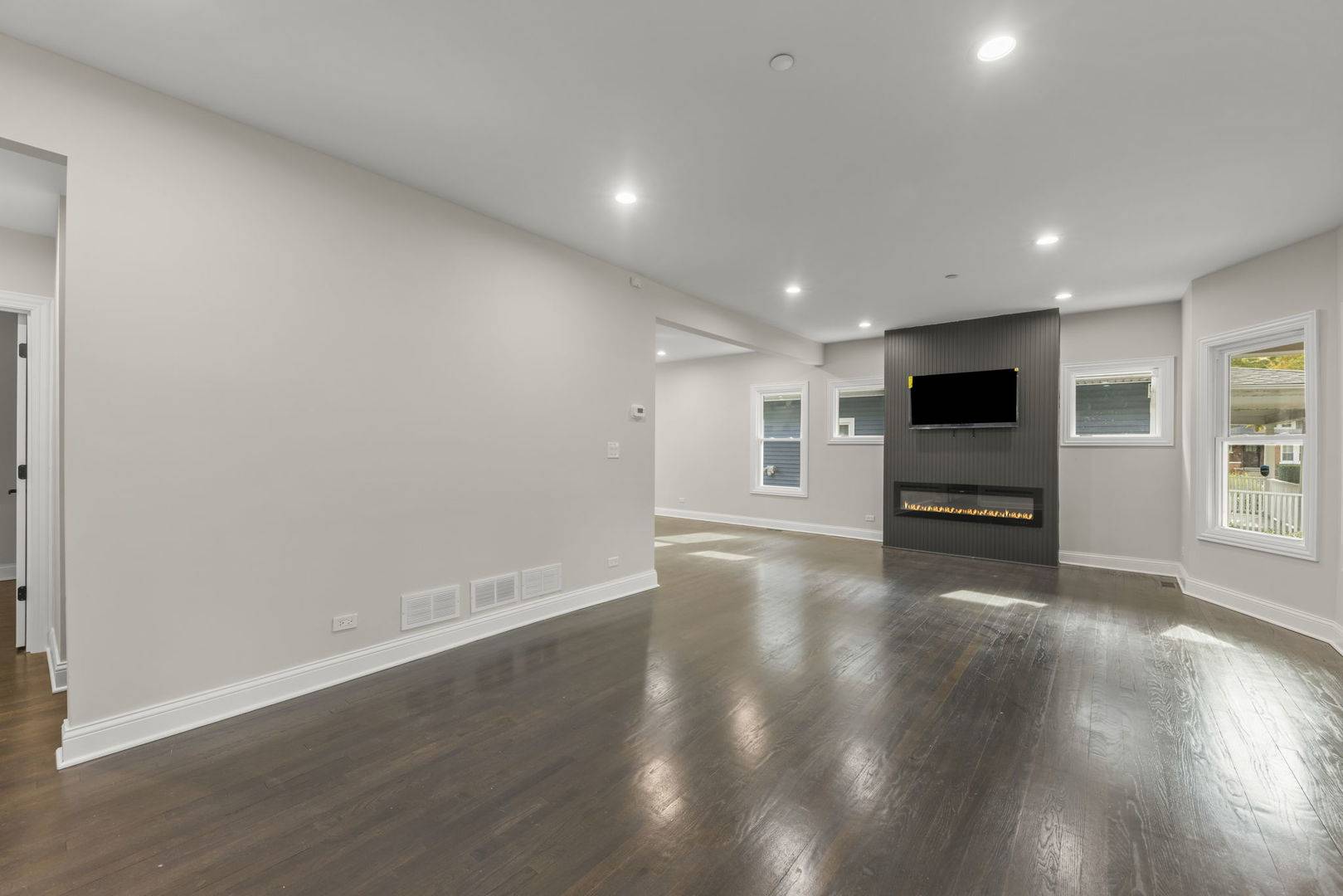 Oak Park, IL 60302,710 N Taylor AVE