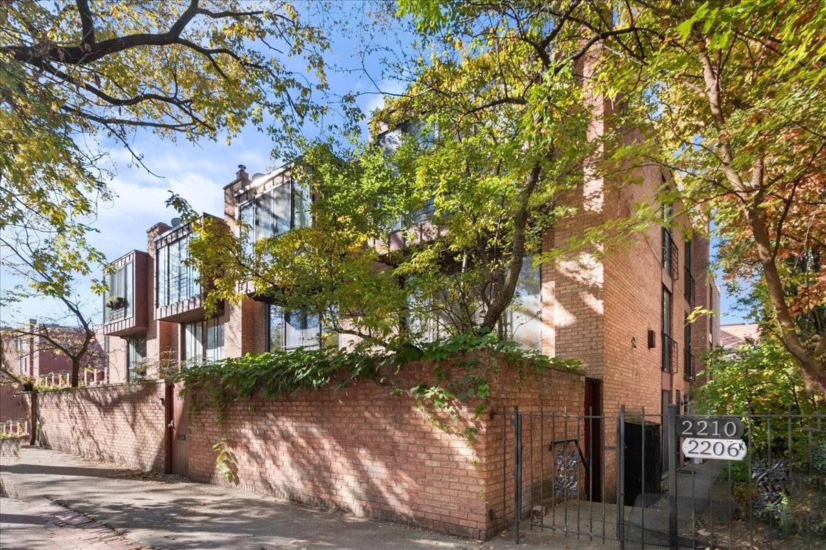 Chicago, IL 60614,2208 N Burling ST