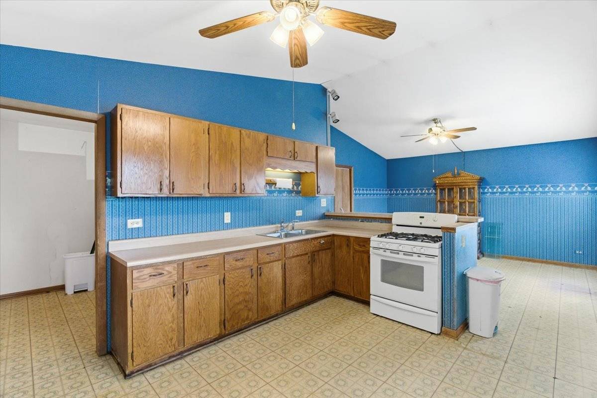 Round Lake Beach, IL 60073,406 E Clarendon DR