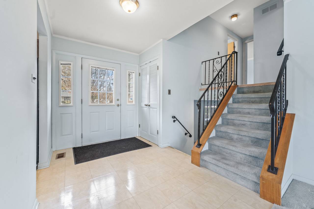 Arlington Heights, IL 60004,2407 N Champlain ST