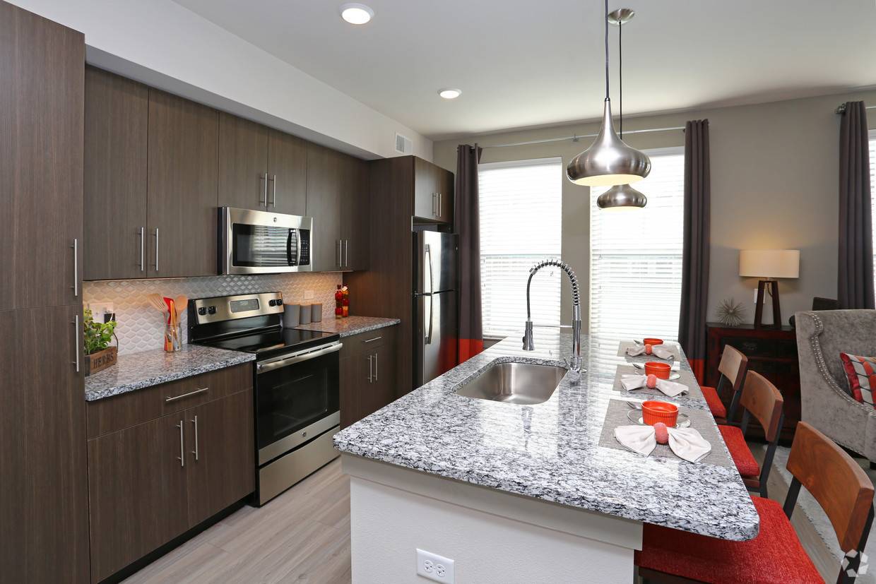 Schaumburg, IL 60173,680 E Algonquin RD #1301