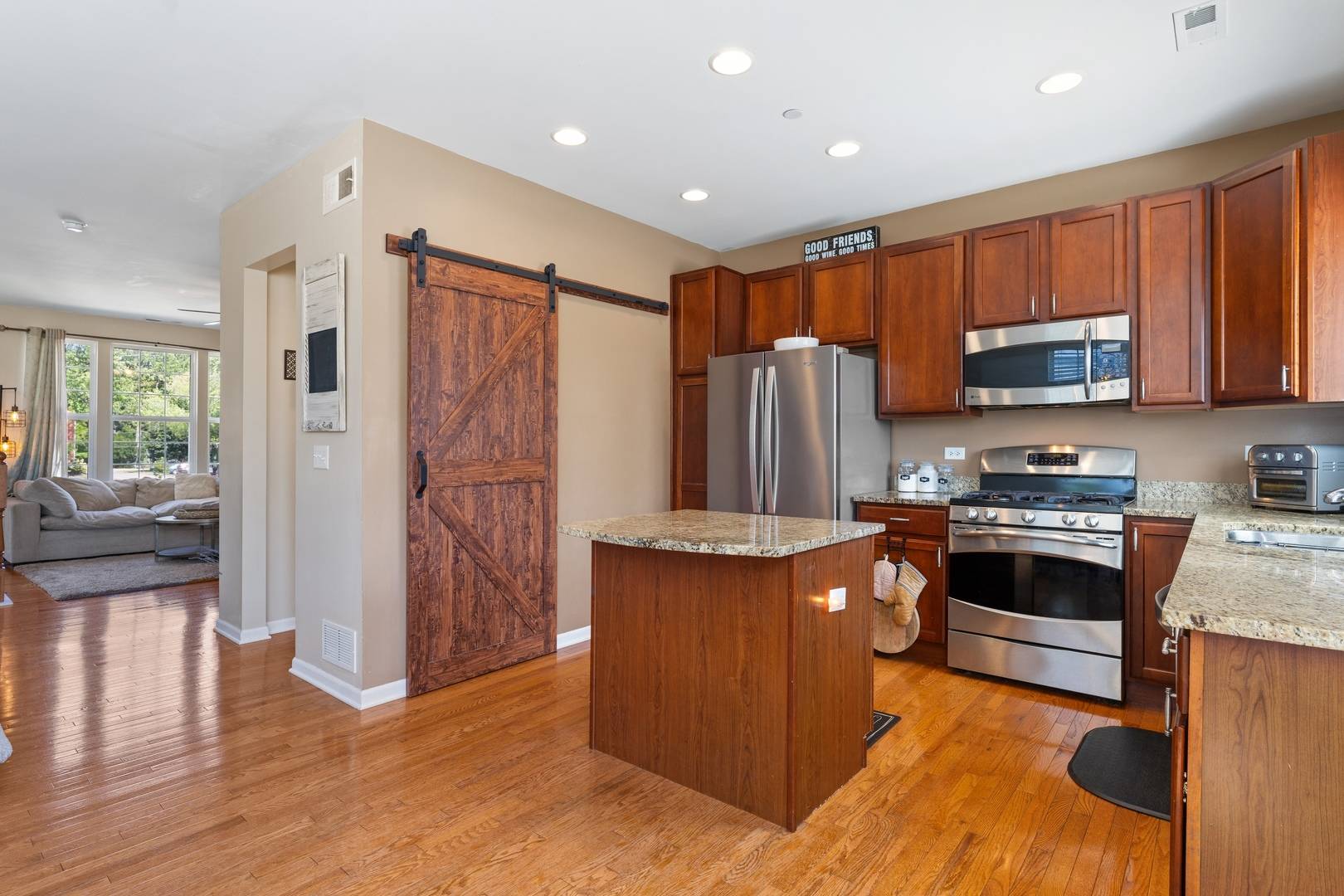 Arlington Heights, IL 60004,805 E Hamlin LN