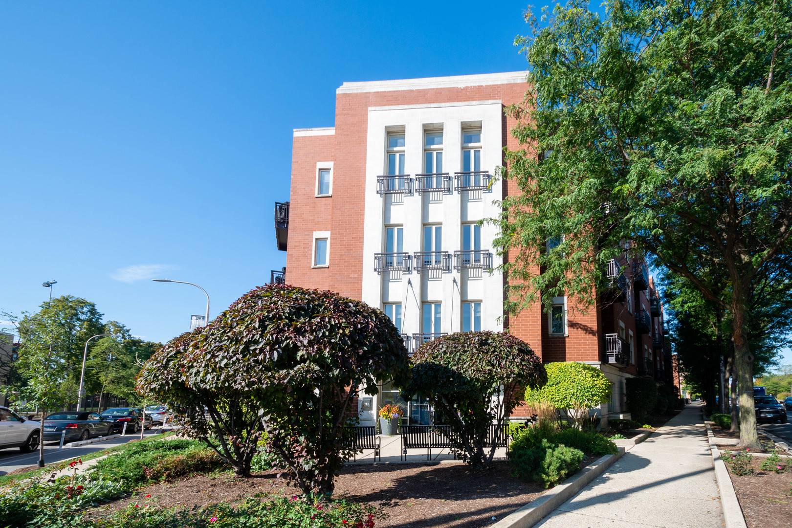 Chicago, IL 60608,1075 W ROOSEVELT RD #201