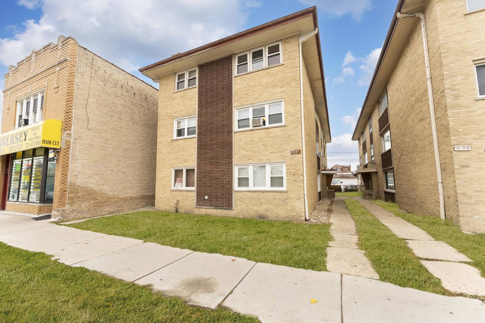 Chicago, IL 60639,5121 W Diversey AVE #3S