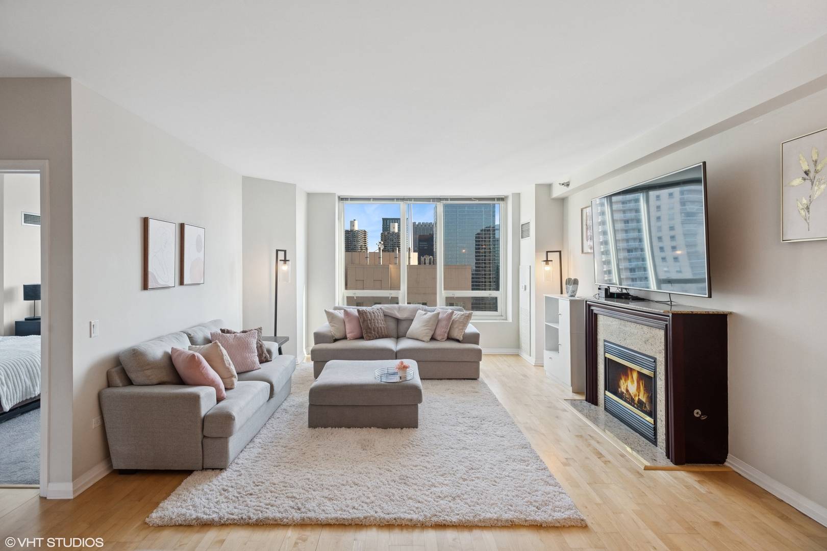 Chicago, IL 60654,33 W Ontario ST #40D