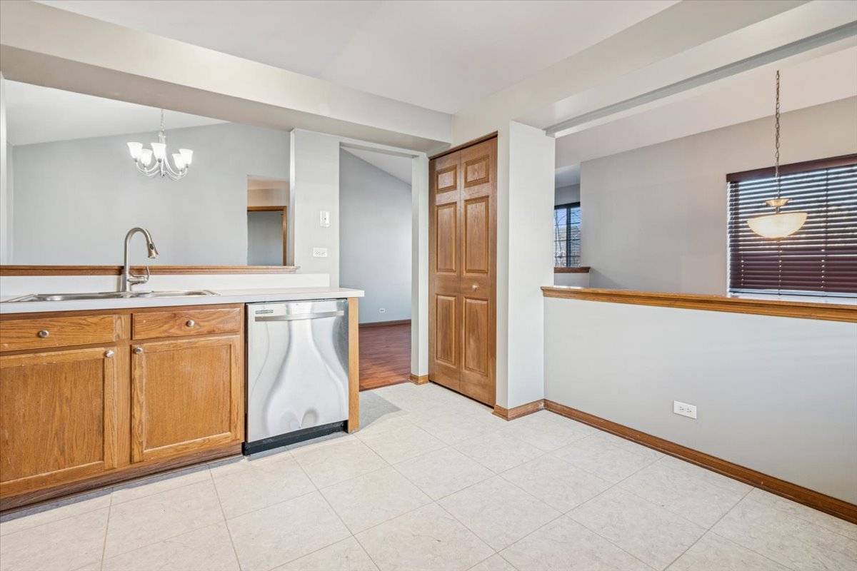 North Aurora, IL 60542,601 E Victoria CIR