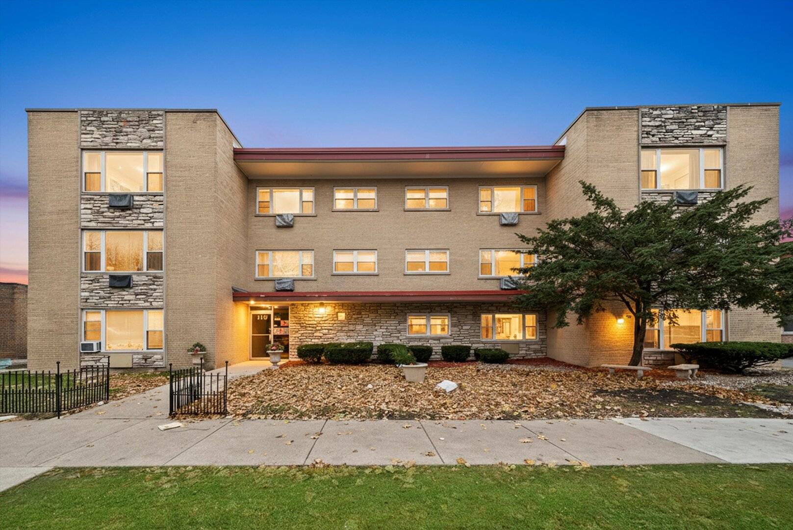 Oak Park, IL 60302,415 S Maple AVE #202