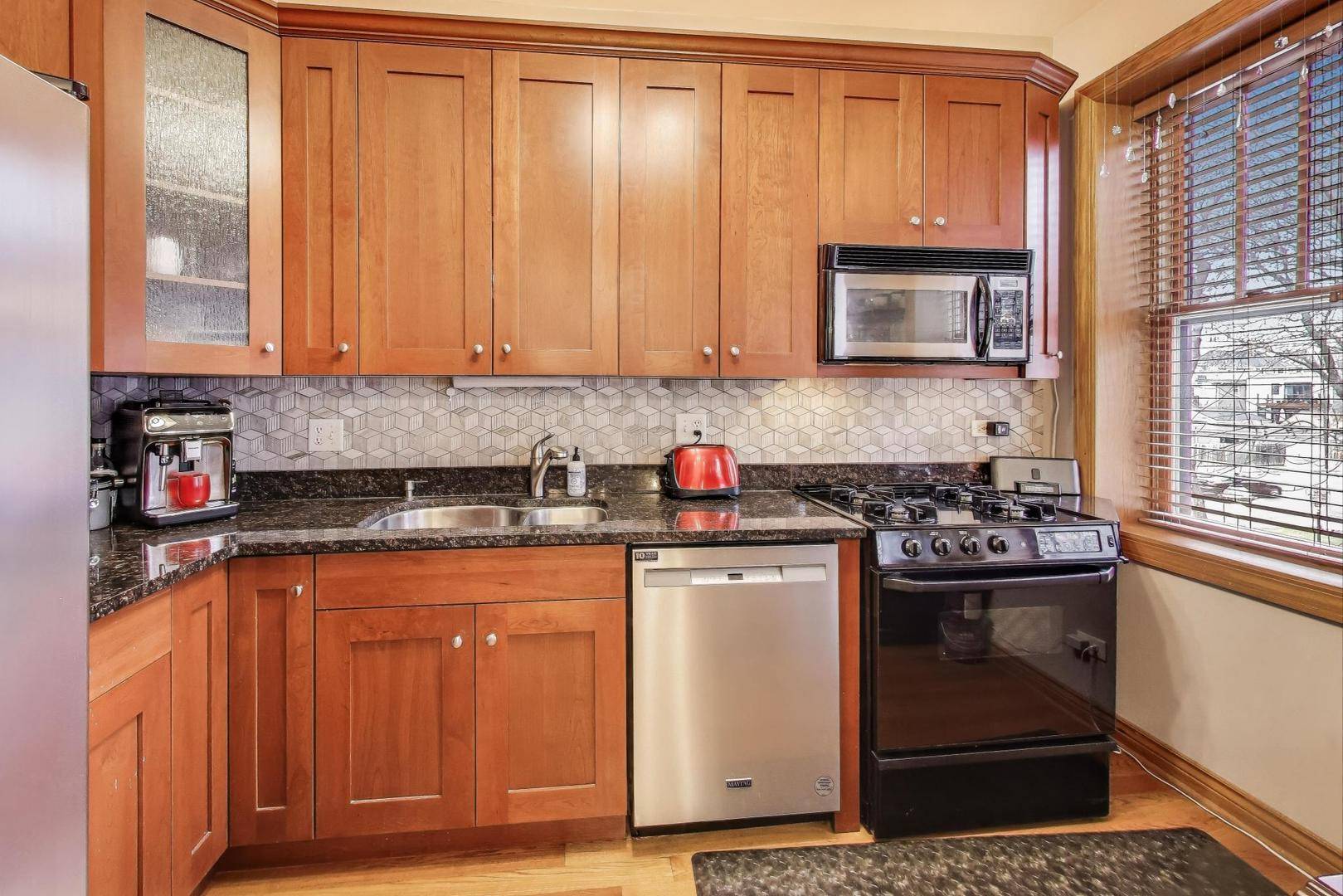 Chicago, IL 60618,3951 W Waveland AVE #2