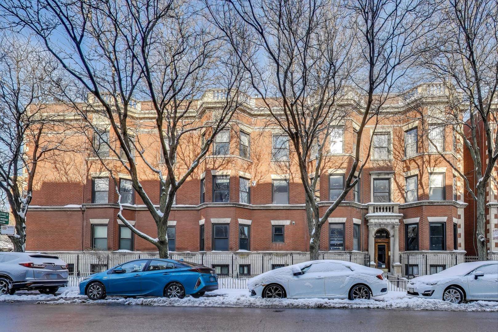 Chicago, IL 60613,948 W Sheridan RD #2D