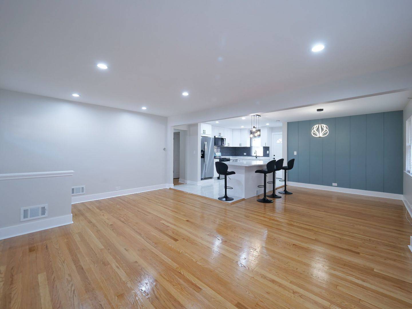 Skokie, IL 60076,8415 Trumbull AVE