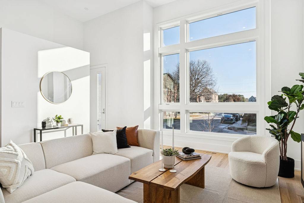 Chicago, IL 60653,706 E 41 ST