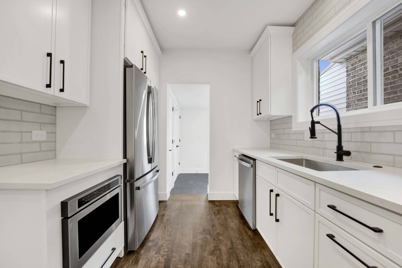 Chicago, IL 60630,5844 W Leland AVE