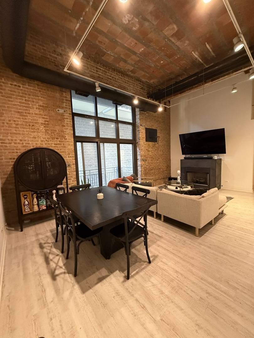 Chicago, IL 60607,222 S Racine AVE #207