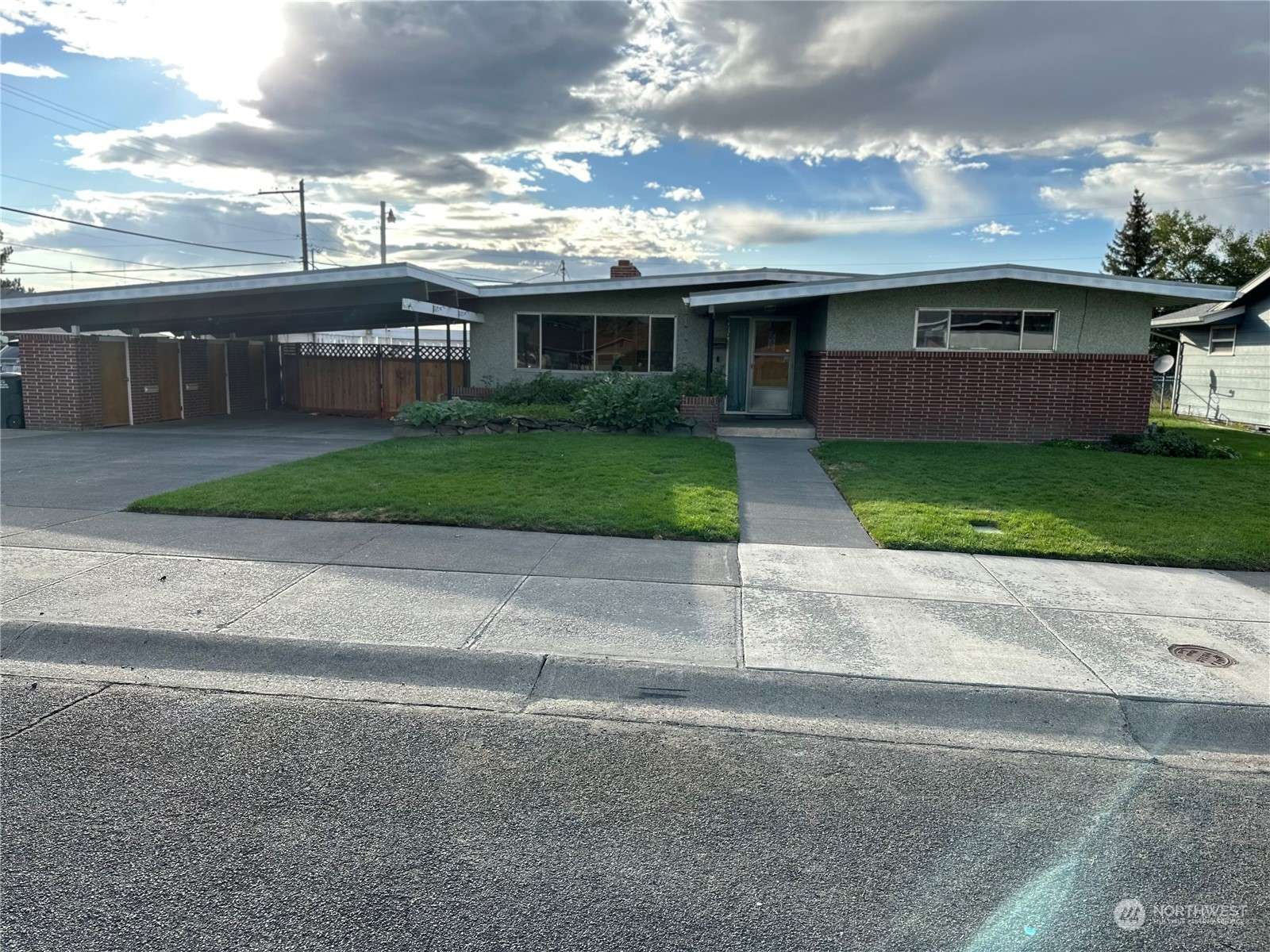 Moses Lake, WA 98837,2070 S Crestmont DR