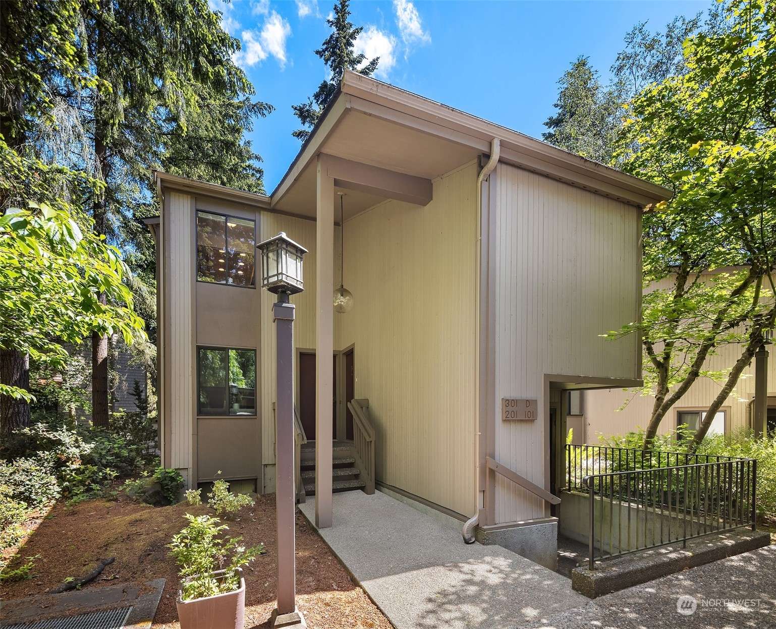 Seattle, WA 98125,13730 15th AVE NE #D301