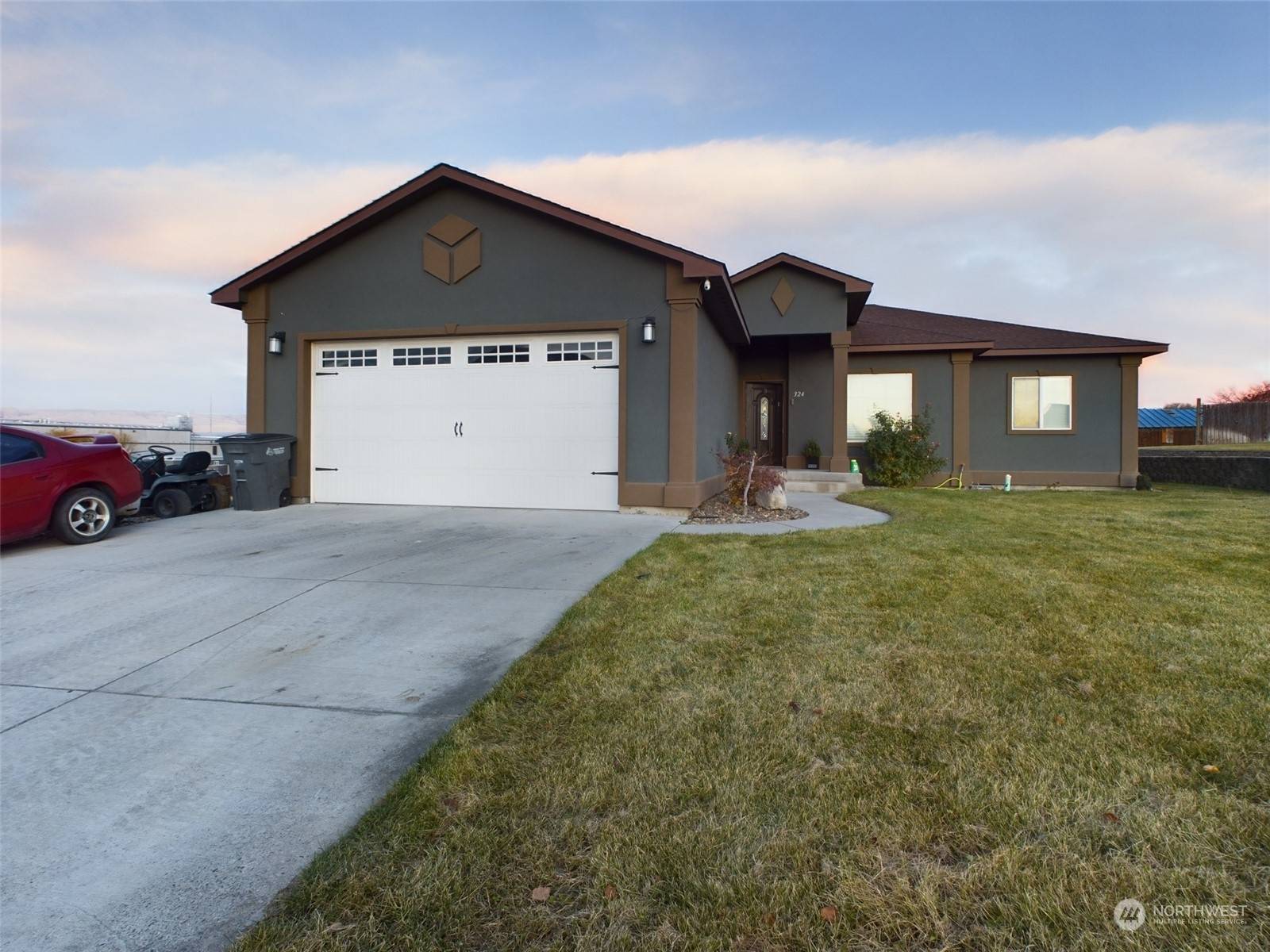 Sunnyside, WA 98944,324 Ivone DR