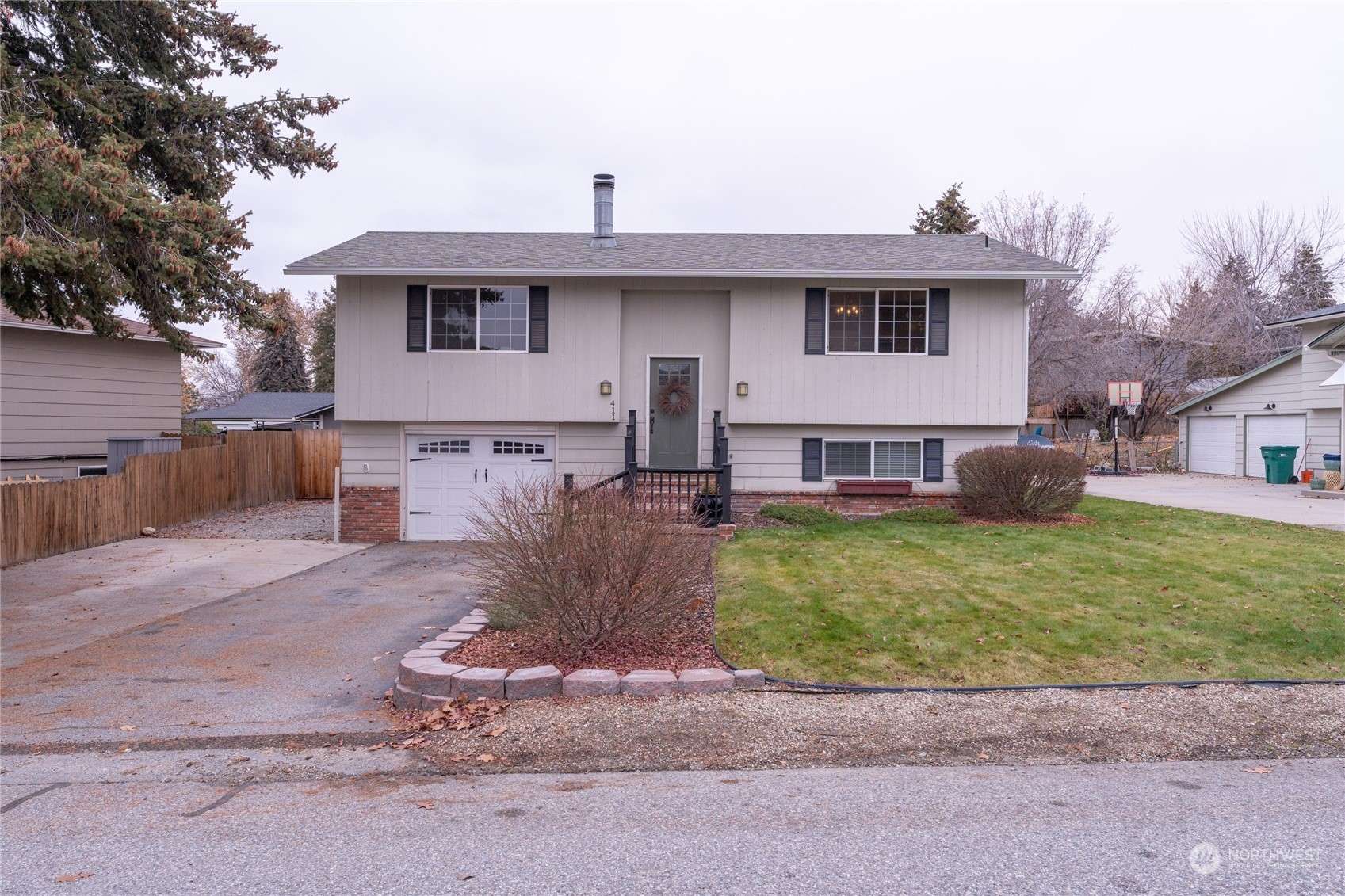 East Wenatchee, WA 98802,411 N Huber CT