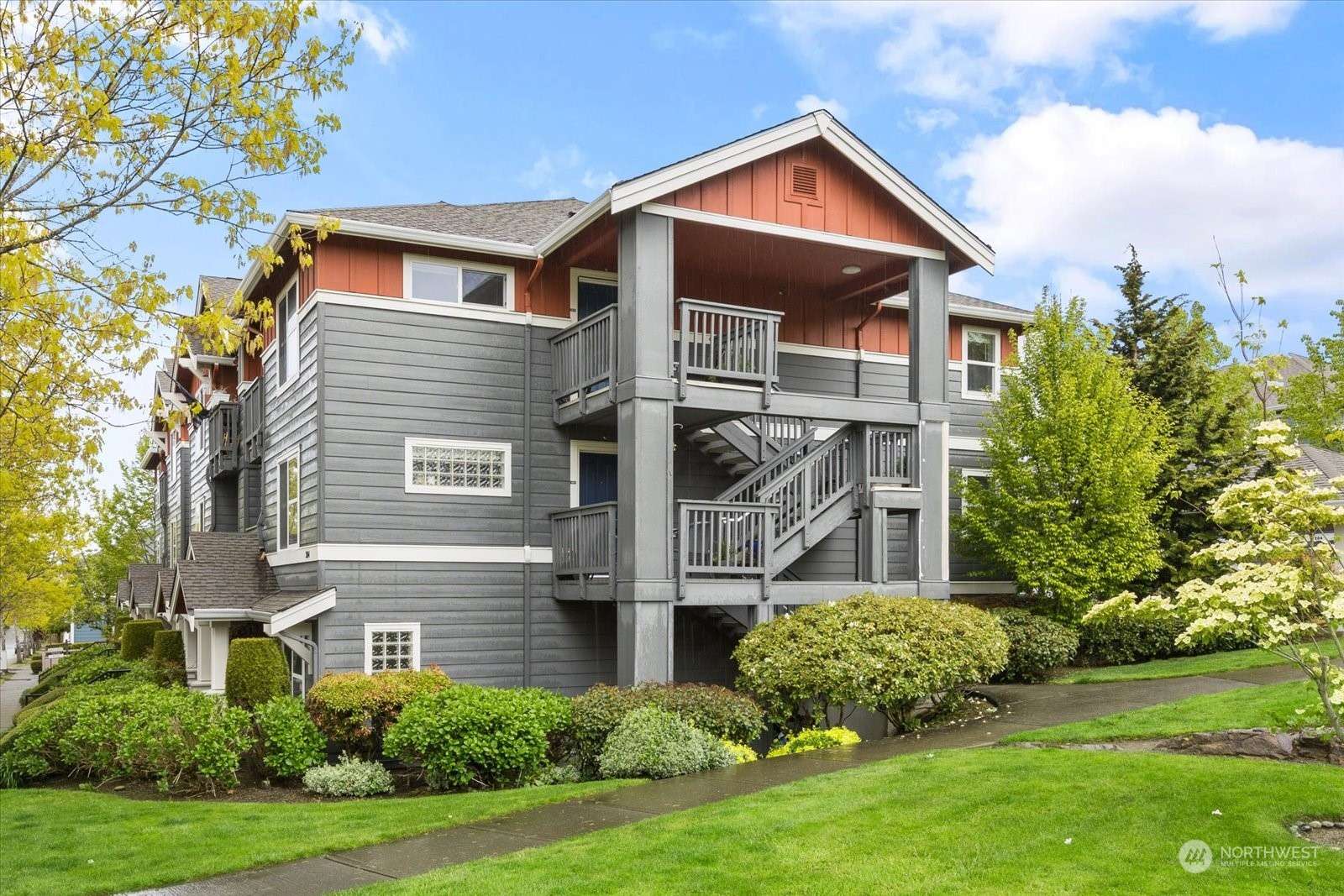 Issaquah, WA 98029,1696 25th AVE NE #304