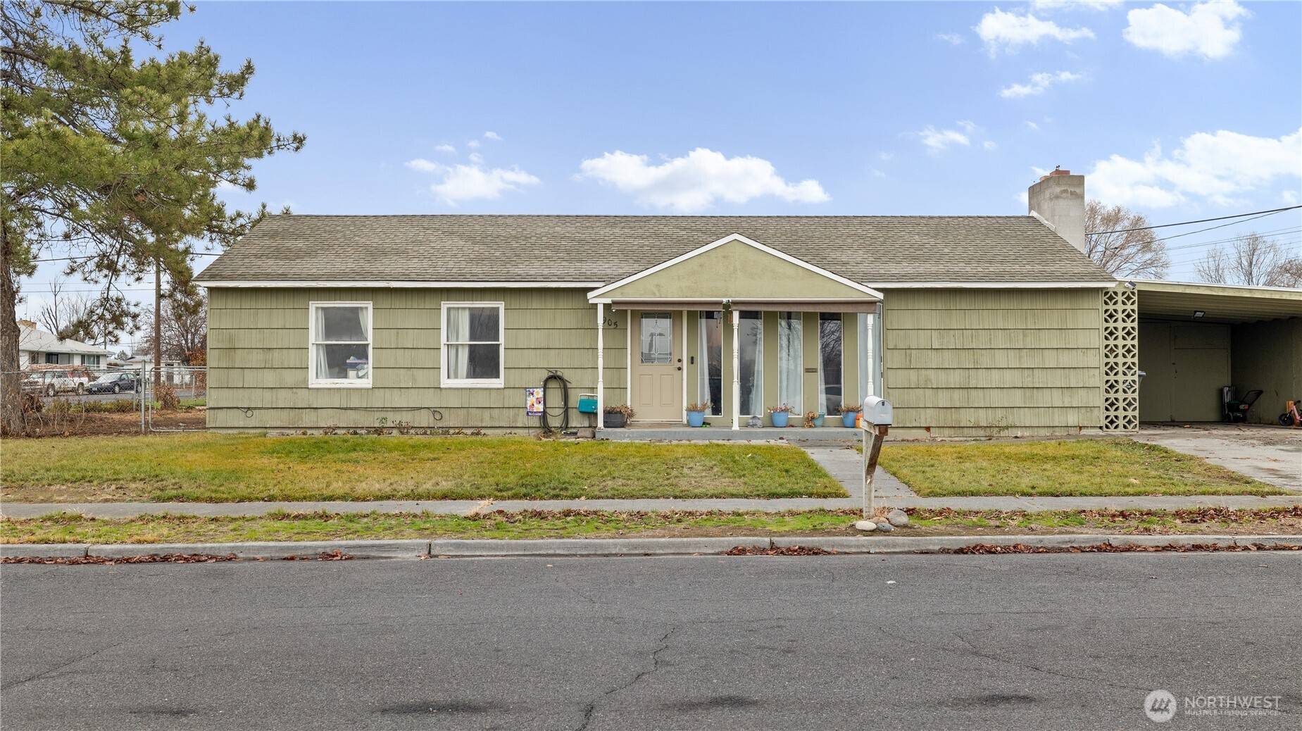 Moses Lake, WA 98837,905 S Grand DR