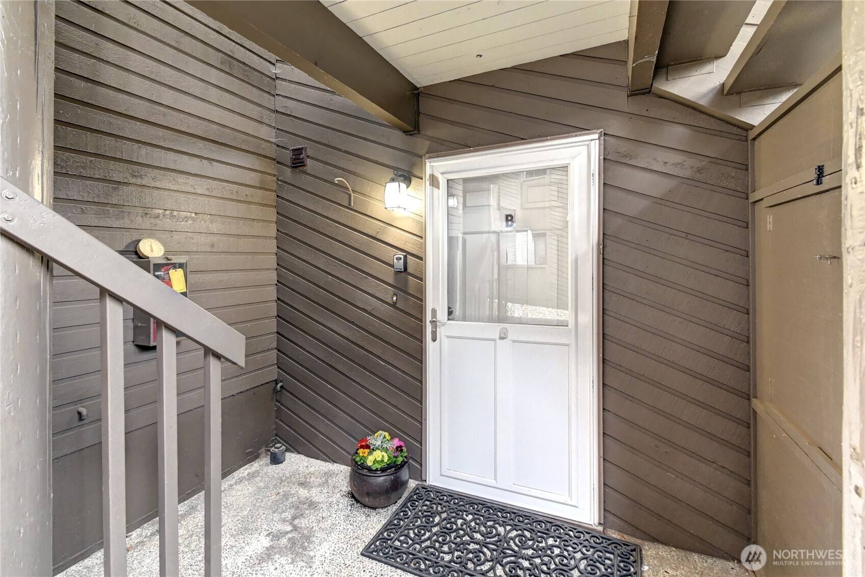 Kirkland, WA 98034,10017 NE 122nd Street #M-B
