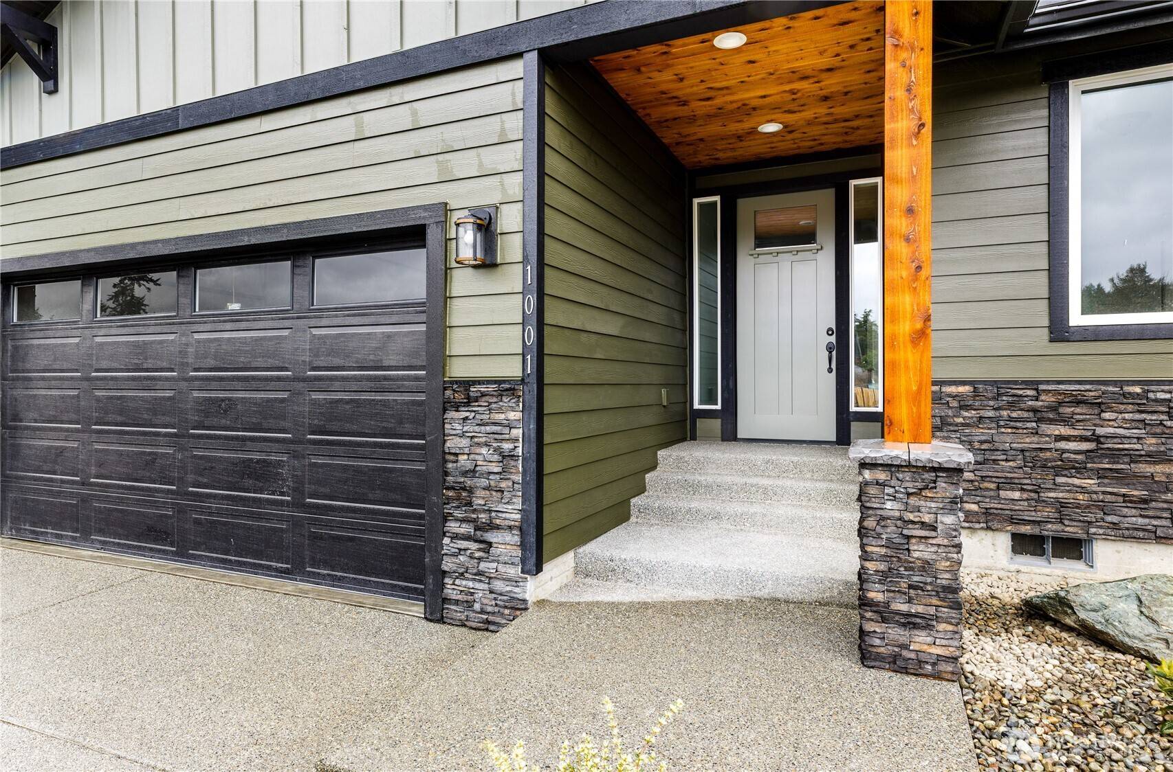 Oak Harbor, WA 98277,883 NW Shire ST